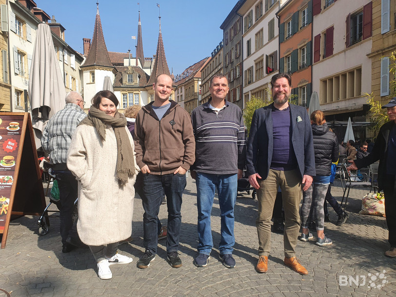 Caroline Juillerat, coprésidente de GastroNeuchâtel, Kieren Walters, patron de l’Okapi, Xavier Boedts, du comité du groupement du Marché de Neuchatel et Didier Boillat, conseiller communal à Neuchâtel (de gauche à droite) ont annoncé samedi matin les nouvelles mesures pour les terrasses en ville de Neuchâtel.