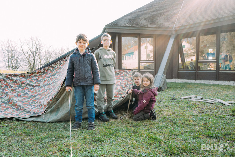 Plusieurs scouts en devenir ont appris à monter un bivouac lors de la journée nationale du scoutisme, à Delémont.