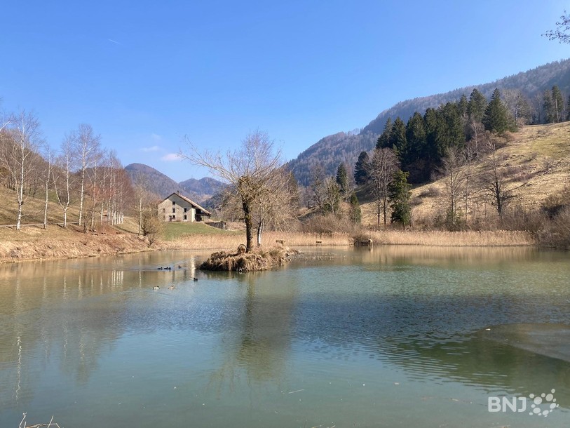 Le lac au milieu d'Elay.