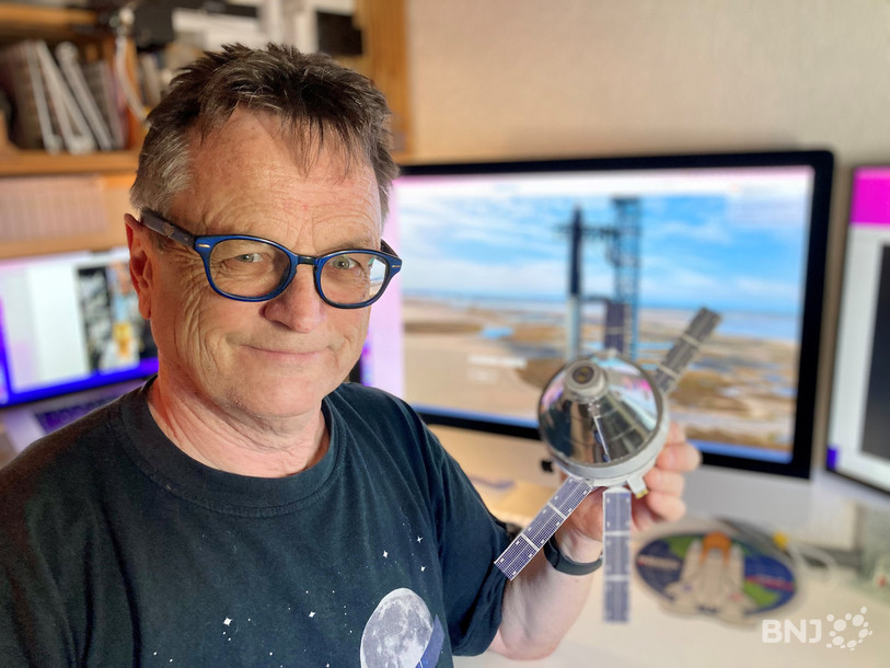 Roland Keller qui pose ici avec un modèle réduit de la fusée SLS avec la capsule Orion, utilisée dans le cadre de la mission Artémis II.