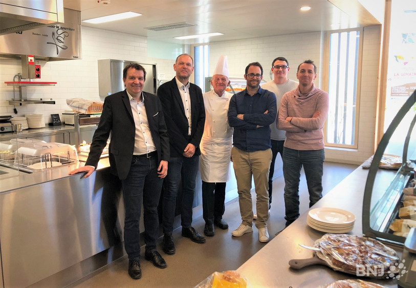 L'équipe qui met sur pied la Semaine bio, de gauche à droite: Gabriel Willemin (directeur ad intérim de la DIVCOM), Sébastien Gerber (directeur de la DIVSSA),  Raymond a Marca (cuisinier du restaurant scolaire), Baptiste Willemin (enseignant), Christophe Cuttat (enseignant) et Joan Studer (co-président de BioJura).