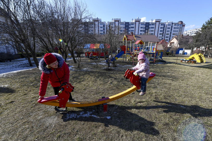 La Moldavie accueille de nombreux réfugiés ukrainiens, comme cette famille ici à Chisinau. (Photo : EPA/CIRO FUSCO).