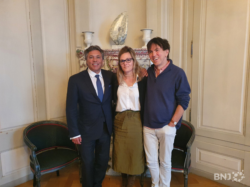 De gauche à droite: Emmanuel Raffner, président de la commission du 7 mai 2022, Florence Dominé, présidente du Rotary-Club Neuchâtel et Robert Bouvier, directeur du Théâtre du Passage.