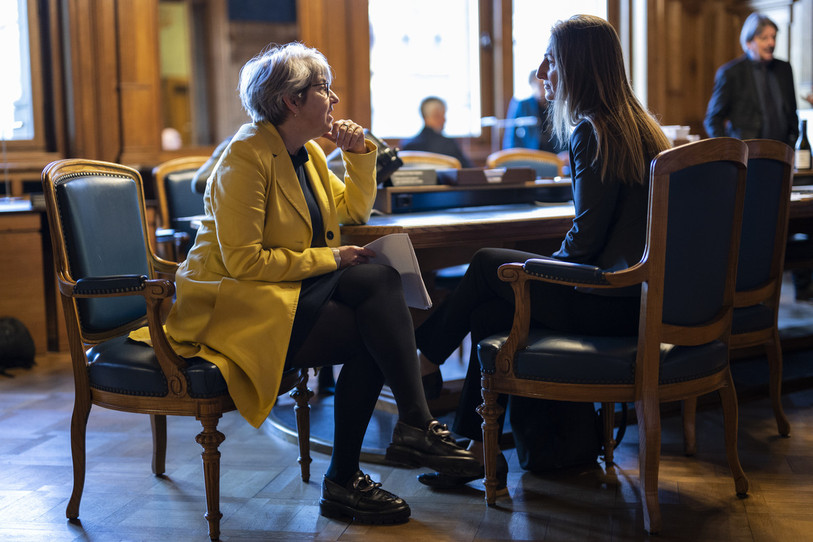 Elisabeth Baume-Schneider, ici en discussion avec la conseillère nationale Adèle Thorens, figure parmi les papables à la succession de Simonetta Sommaruga (Photo : KEYSTONE / Alessandro della Valle).