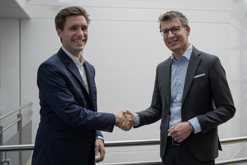 Pierre Grydbeck (Open WT, à gauche) et Alexandre Pauchard (CSEM) ont scellé un accord de collaboration afin d'accompagner la numérisation des clients du centre de recherche. (Photo : CSEM - Maële Othenin-Girard)