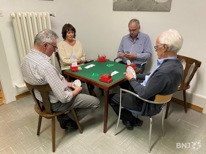 Arlette, Frédy, Maurice et Bernard font une partie au Cercle de bridge du Jura.