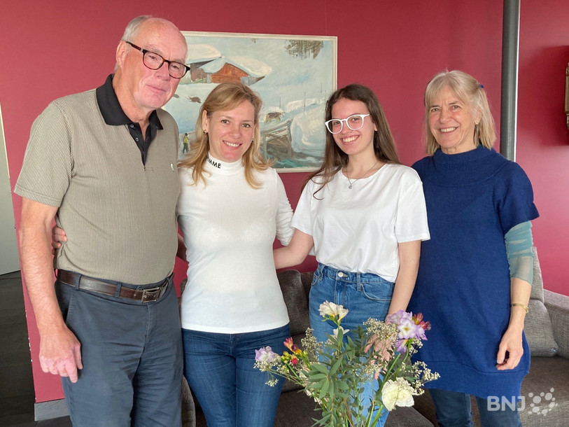 De gauche à droite: Christian, Inha, Yana et Régine dans leur salon à Neuchâtel.