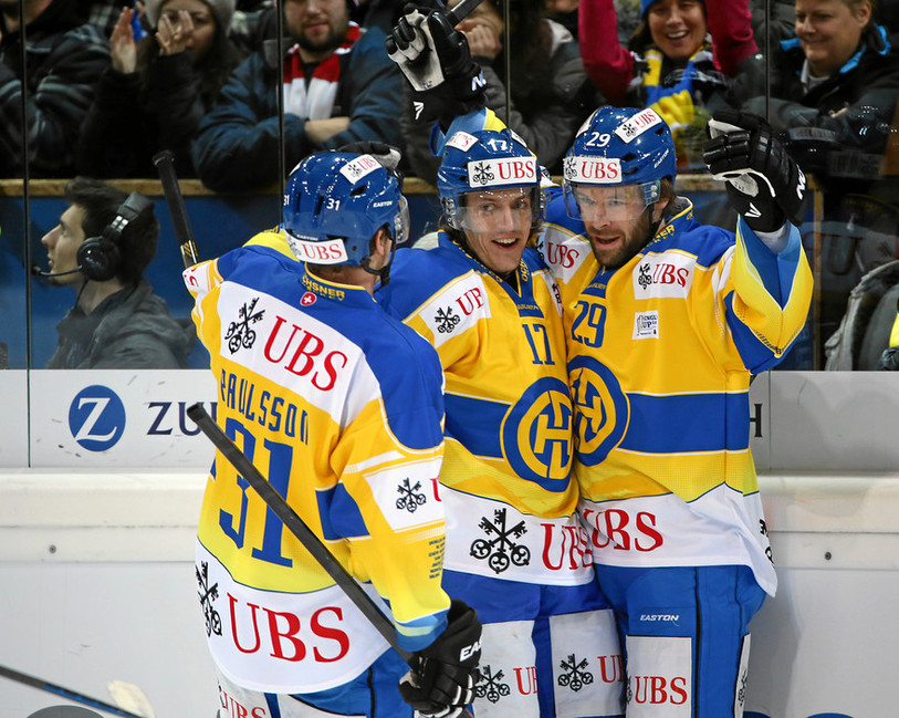 Les joueurs du HC Davos décrochent une première victoire