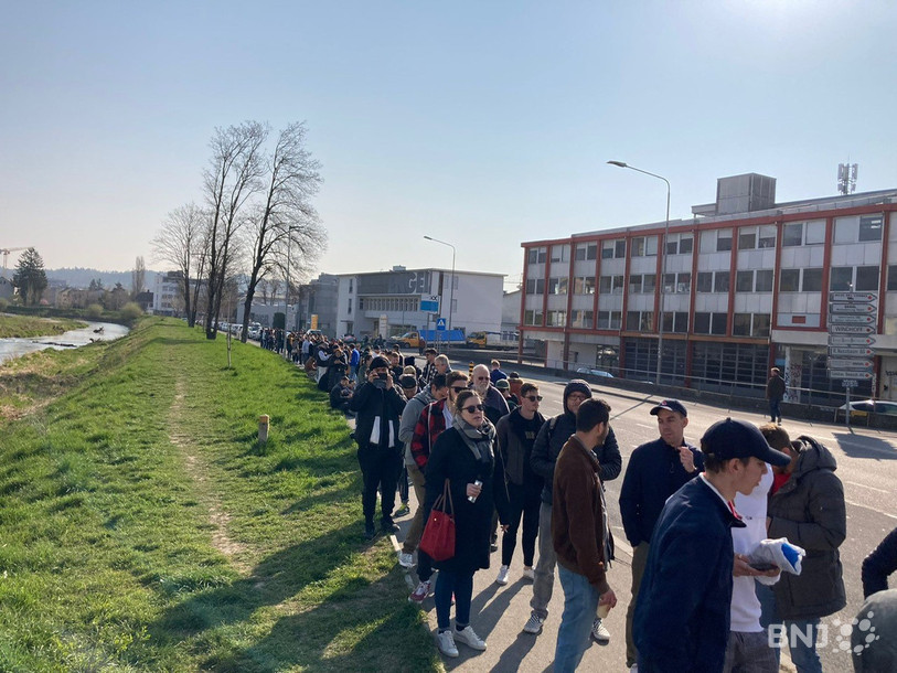 A Bienne, une file à perte de vue.