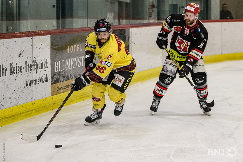 Marco Müller et le HC Franches-Montagnes ont chuté à Frauenfeld ce samedi et disputeront un 5e acte décisif dans la finale nationale des play-off de 1re ligue (photo : Jonathan Vallat).