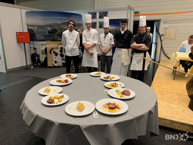Les cinq candidats de la finale romande du meilleur apprenti cuisinier devant leur plats (le vainqueur, François Goretta, de la Maison Wenger au Noirmont, deuxième depuis la gauche).