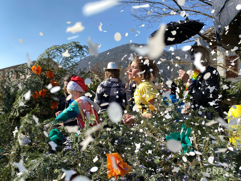 Pluie de confettis sur Péry. 