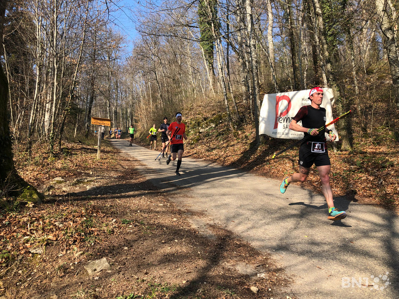 Les participants bouclent le sixième tour de cette course dans la forêt de Chaumont.