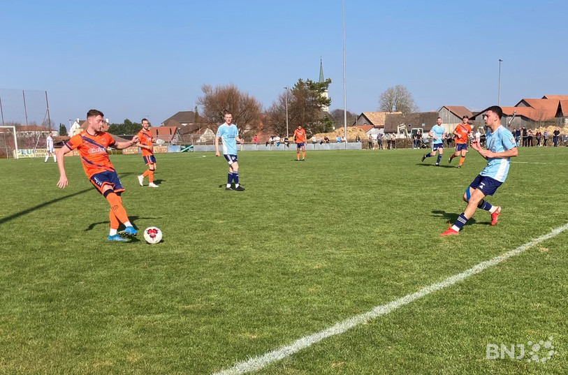 Le FC Ajoie-Monterri de Charlie Mobili (à gauche) prend son envol, alors que le FC Moutier d'Ichem Achour s'enfonce.