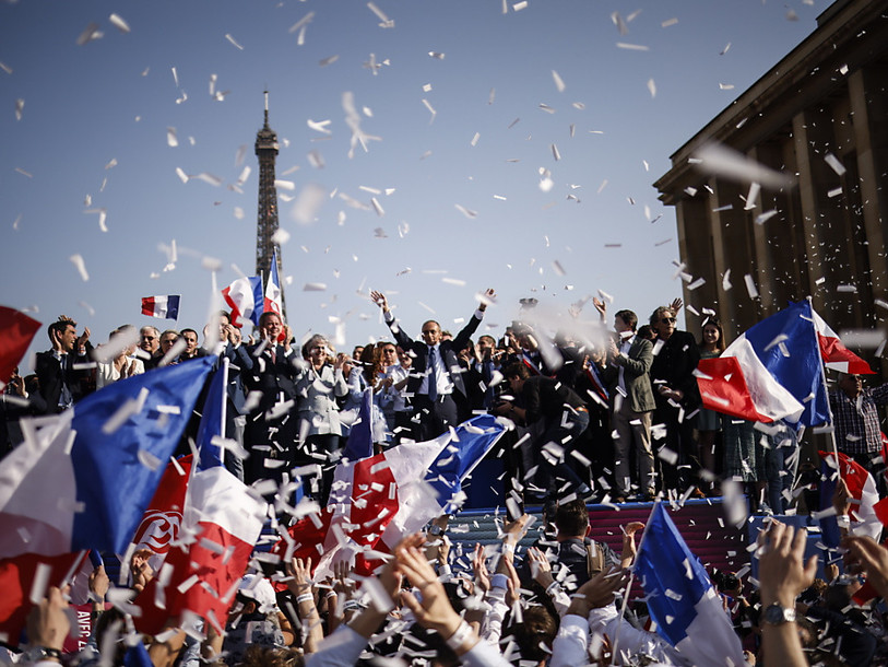 Eric Zemmour n'est pas intervenu quand ses supporters, réunis nombreux dimanche au Trocadéro, ont crié à plusieurs reprises « Macron, assassin ». Un incident dénoncé par le porte-parole du candidat-président ainsi que par la plupart des autres candidats. (Photo : KEYSTONE / EPA / Yoan Valat).