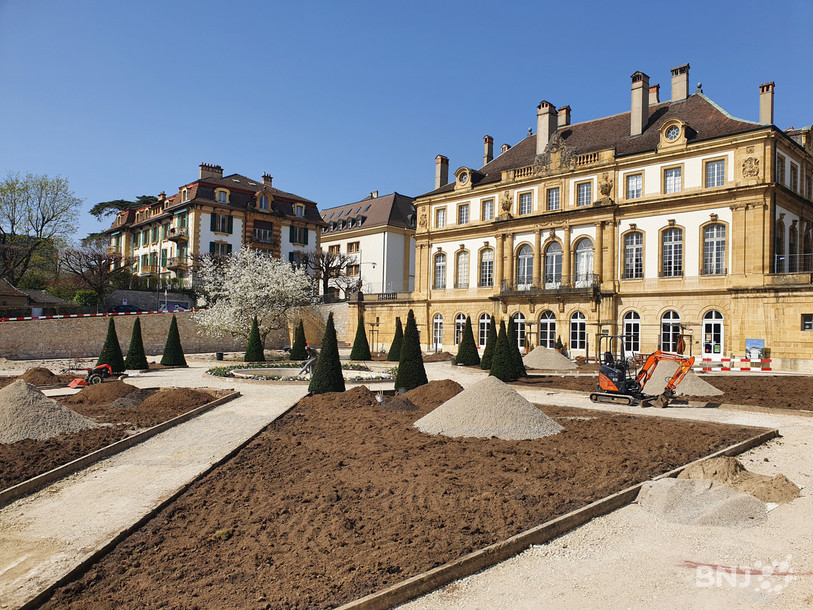 Le jardin de l'hôtel DuPeyrou à Neuchâtel a vu ce lundi l'arrivée de 16 nouveaux ifs topiaires.