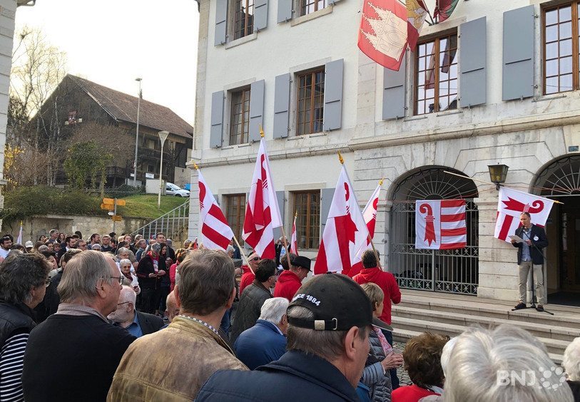 Directeur de campagne de « Moutier, ville jurassienne », Cédric Erard s'est exprimé devant les militants réunis devant l'Hôtel de Ville.