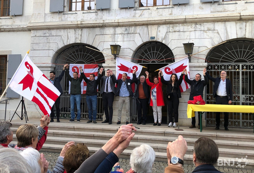 Les militants ont entonné la Rauracienne pour célébrer le premier anniversaire du vote du 28 mars.