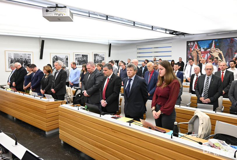 Le Parlement jurassien a observé une minute de silence mercredi en hommage aux victimes de la guerre entre l'Ukraine et la Russie. (Photo: Georges Henz)