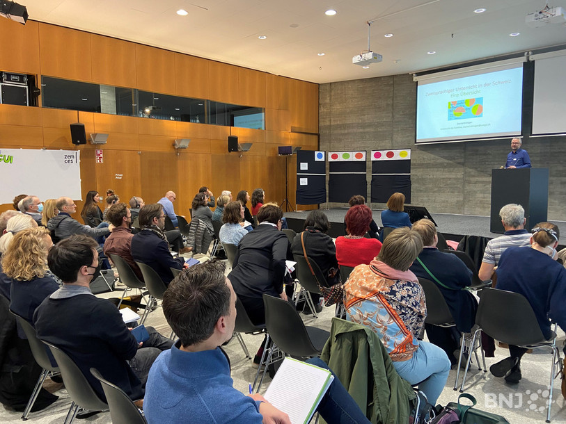 Les participants ont écouté attentivement l'exposé du professeur Daniel Elmiger.