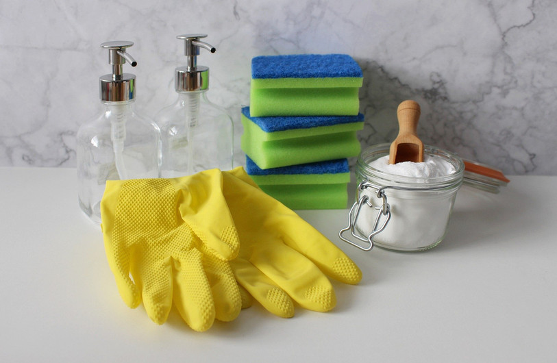 Pour éviter les accidents avec les produits chimiques, gants et lunettes de protection sont importants. (photo : Pixabay)