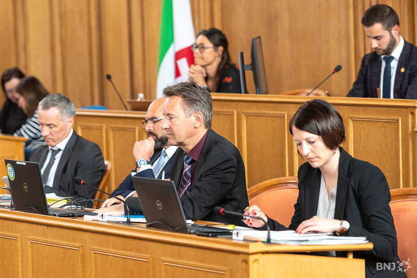 Le Conseillère d’État en charge de la formation, Crystel Graf (ici à droite), a fait le point de la situation devant le Grand Conseil par rapport à l'arrivée des enfants ukrainiens sur territoire neuchâtelois et leur scolarisation.
