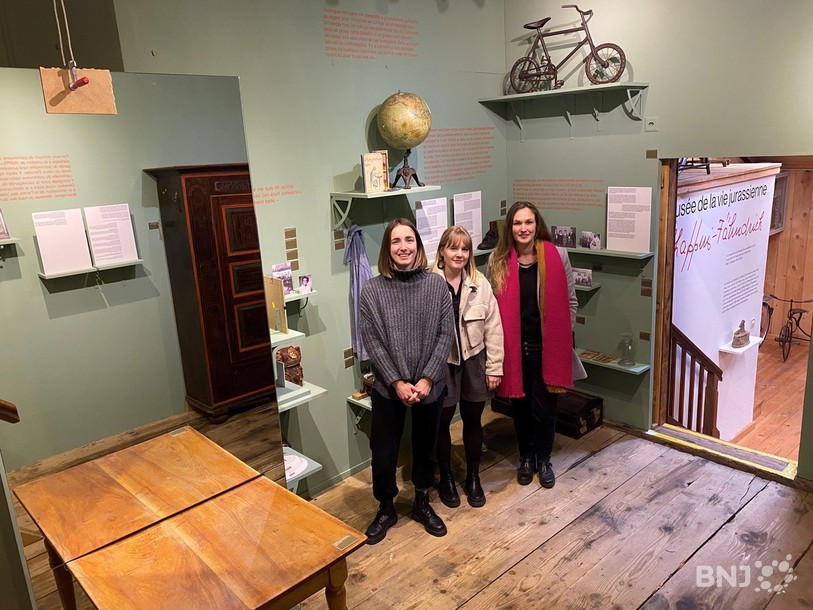 Mélissa Ferrara, architecte d'intérieur, et Lydie Buschlen, graphiste, posent aux côtés de la nouvelle conservatrice du Musée de la vie jurassienne Chappuis-Fähndrich Nathalie Zürcher (de g. à dr.) dans le nouvel espace d'exposition qu'elles ont crée.