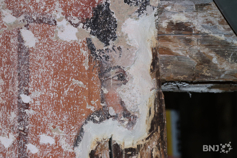 Les archéologues et historiens de l'art ont découvert ce visage sous différentes couches de matériaux.