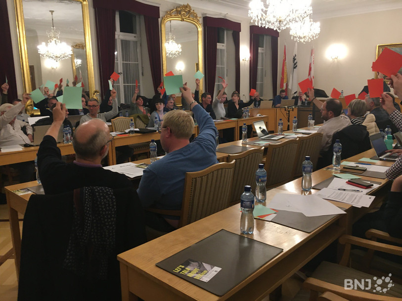 Des petits feuillets colorés ont remplacé les mains levées ce qui a permis un décompte des voix sereins lors du Conseil de ville de Porrentruy.