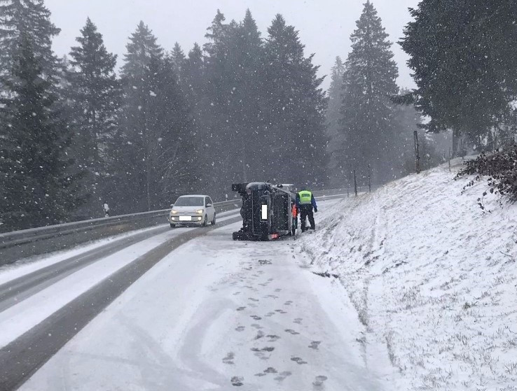 L'accident s'est produit sur la route enneigée. (Photo : Police cantonale jurassienne).