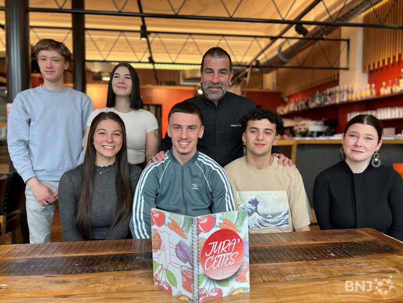 De gauche à droite : Antoine, Kayla, Aurélie, Soni, le chef Philippe Ligron, Yanis et Aline ont publié ensemble « Jura'cettes ».