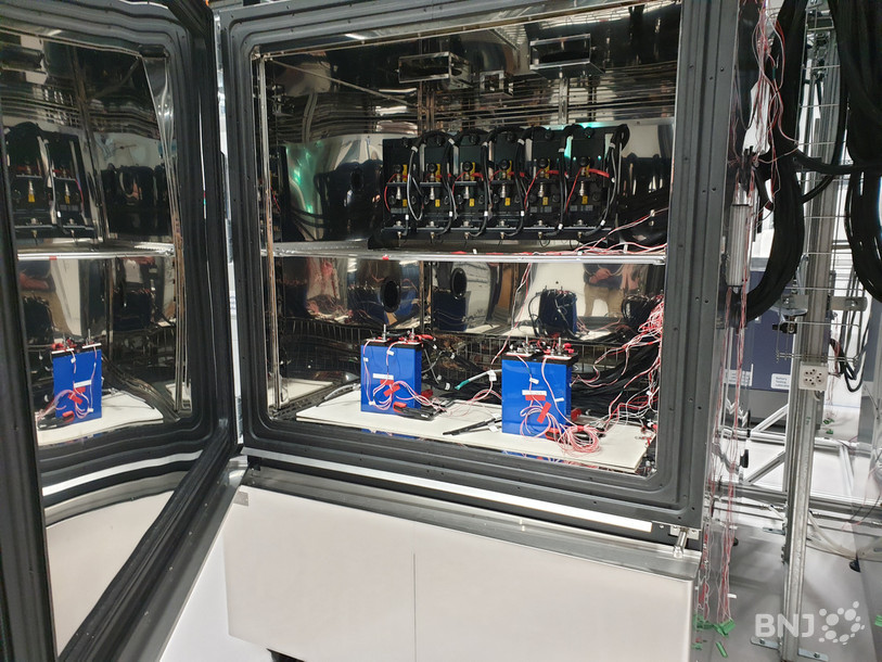 Dans ses laboratoires au Swiss Innovation Park à Bienne, la BFH teste notamment des batteries en isolant les facteurs qui peuvent impacter leur autonomie tels que l’utilisation, la recharge ou la température.