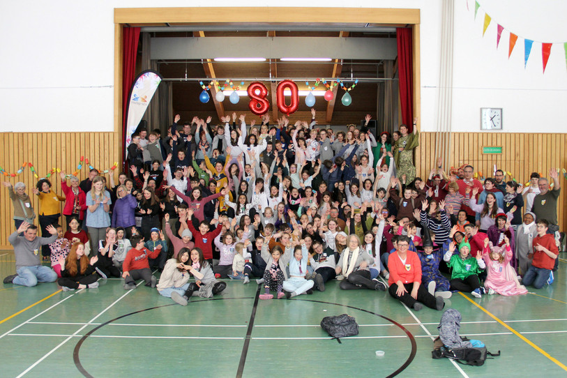 Le grand rassemblement romand du MADEP-ACE a réuni 203 enfants, adolescents et accompagnateurs bénévoles à la salle des fêtes de St-Ursanne (photo : Pascal Tissier, Jura pastoral).