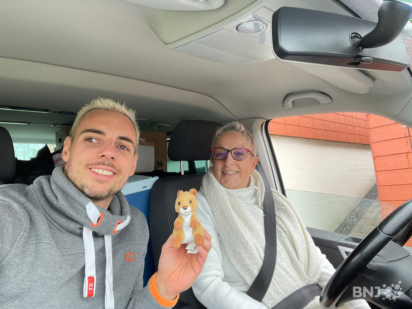 Sven ne part jamais sans son petit compagnon de voyage, un écureuil en peluche.
