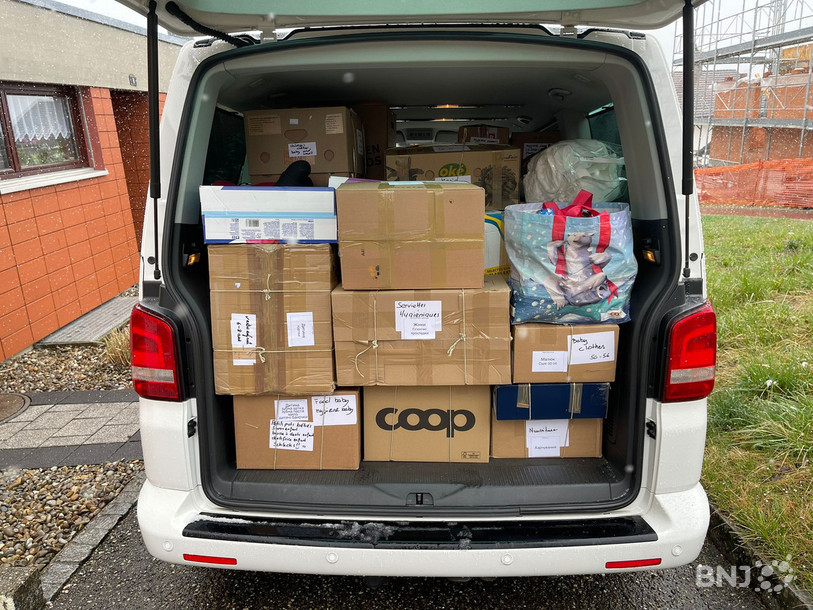La camionnette était pleine de dons des proches et des connaissances du duo. La nourriture non périssable et les produits d’hygiène étaient particulièrement demandés.