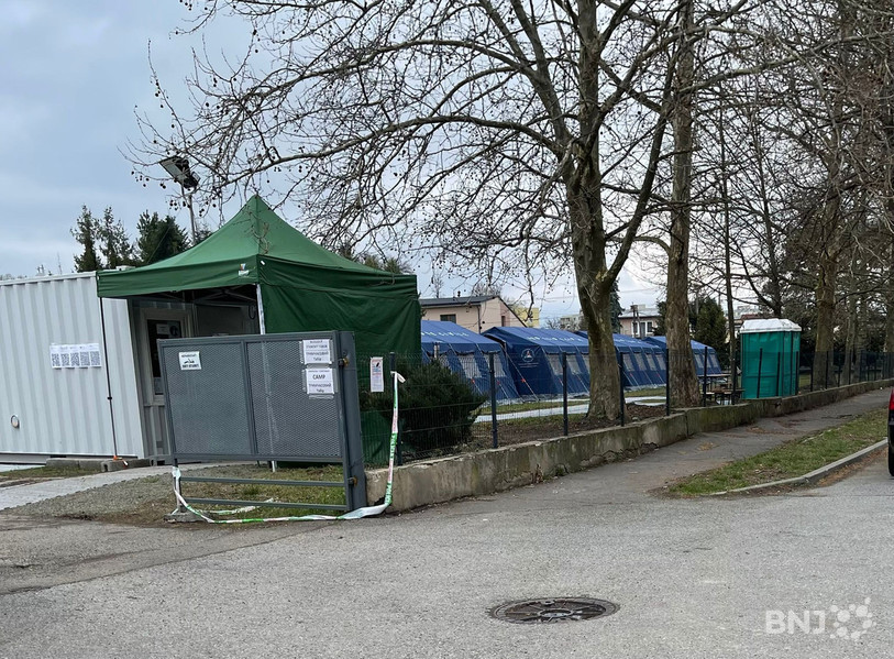Un camp de réfugiés a été mis en place à Michalovce. Les personnes externes n’ont pas le droit d’y pénétrer.