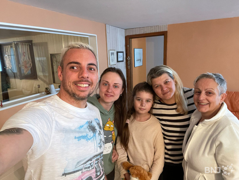 Malgré la fatigue, la petite équipe garde le sourire (de g. à d. : Sven, Maryna, Valéria, Anya, Valérie).