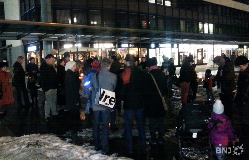 Mercredi soir, un recuillement similaire a attiré plusieurs dizaines de personnes sur la place Espacité à La Chaux-de-Fonds.