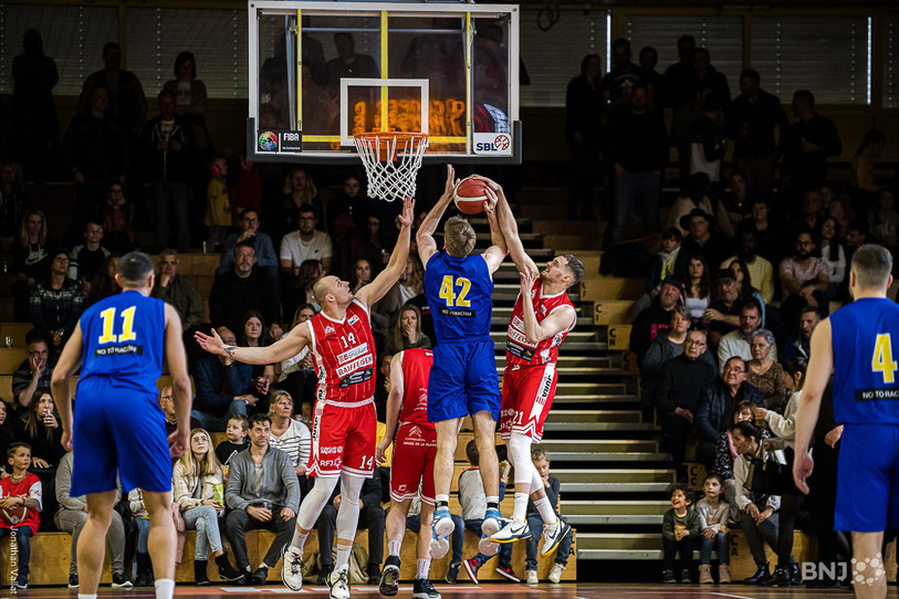 Thomas Rutherford (n°42) a fait mal au BCB de Julien Wälti et Dainius Chatkevicius. (Photo : Jonathan Vallat)