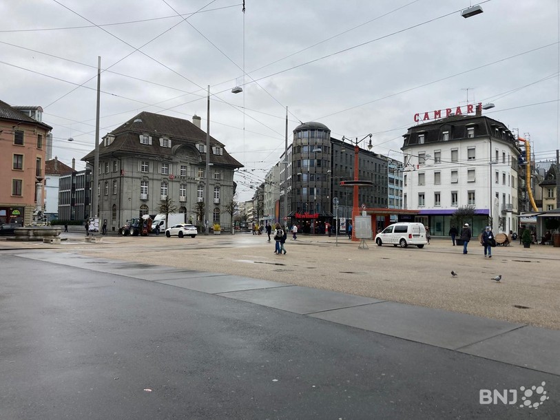 La place Centrale, en-dessous de laquelle coule notamment la Suze.
