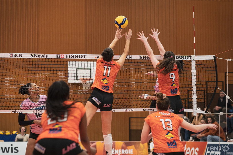 Jasmine Gross (à gauche) restera au NUC la saison prochaine et Sam Drechsel s'en va pour d'autres défis. (photo : Albin Tissier).