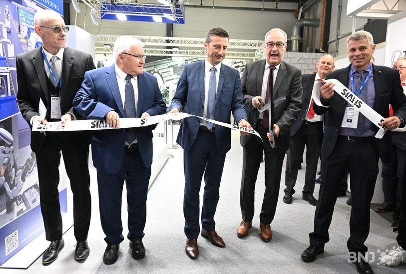 Le directeur du SIAMS Pierre-Yves Kohler, le maire de Moutier Marcel Winistoerfer, le ministre jurassien de l'économie Jacques Gerber, le conseiller fédéral Guy Parmelin et le directeur bernois de l'économie publique Christoph Ammann ont ouvert le SIAMS mardi matin à Moutier.