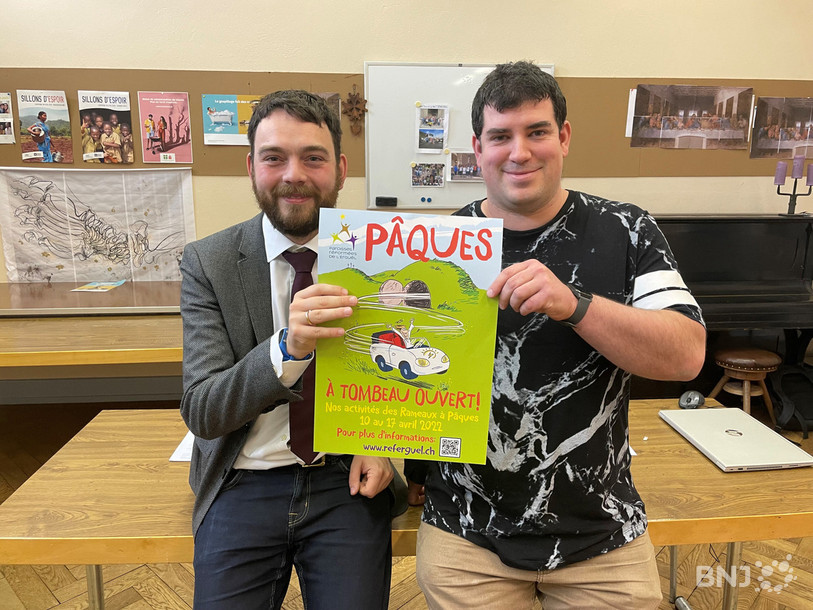 David Kneubühler, pasteur à Corgémont et Julien Neukomm, membre du groupe de pilotage de ce projet avec l'affiche réalisée par Tony Marchand.