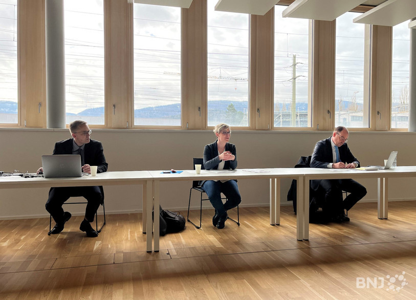 De gauche à droite : Pierre Bersier, économiste à la Trésorerie générale, Rosalie Beuret Siess, ministre des finances, et Pascal Charmillot, chef de la Trésorerie générale, ont présenté mercredi les comptes 2021.