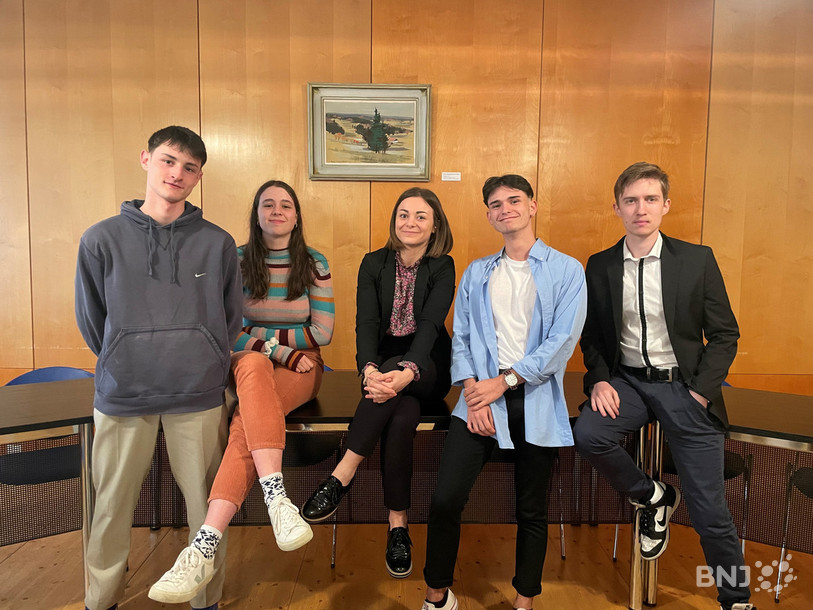 Une partie du premier Parlement des jeunes de St-Imier avec sa présidente Chiara Voisin au centre et Nathanael Normandin, Léa Tanner, Kilyan Ganci et Bryan Marguier (de gauche à droite)