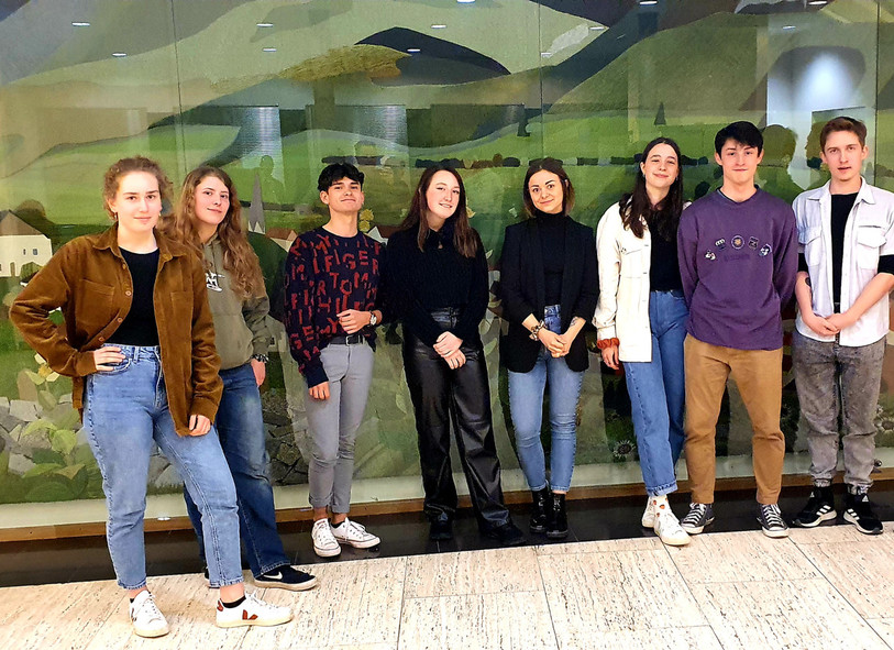 Le comité du Parlement des jeunes de St-Imier au complet avec (de gauche à droite) : Charlotte Baume, Chiara Della Piazza, Kilyan Ganci, Léa Gerber, Chiara Voisin, Léa Tanner, Nathanael Normandin et Bryan Marguier.