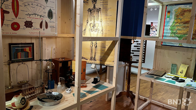Les nombreux objets exposés ont été exhumés par l'association Mémoire de l'école jurassienne.
