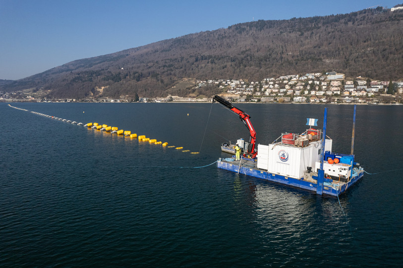 Pose d'une conduite lacustre sur le lac de Bienne. Photo : Hydrokarst Swiss.