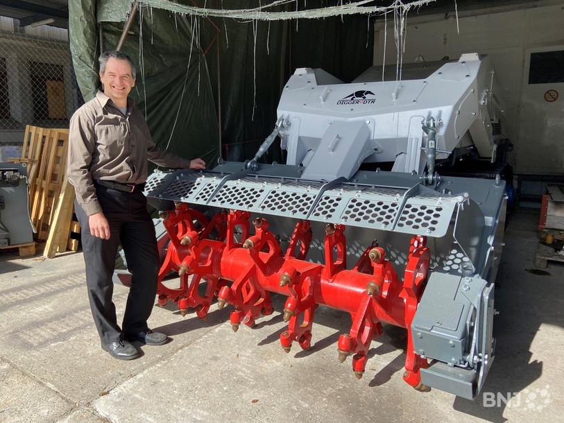 Frédéric Guerne, fondateur et directeur de la Fondation Digger, prend la pose avec une machine qui devrait partir prochainement sur le continent africain.