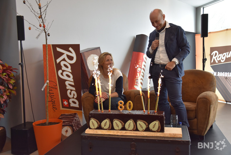 Lara Gut-Behrami et Daniel Bloch avec le gâteau créé pour les 80 ans de Ragusa.